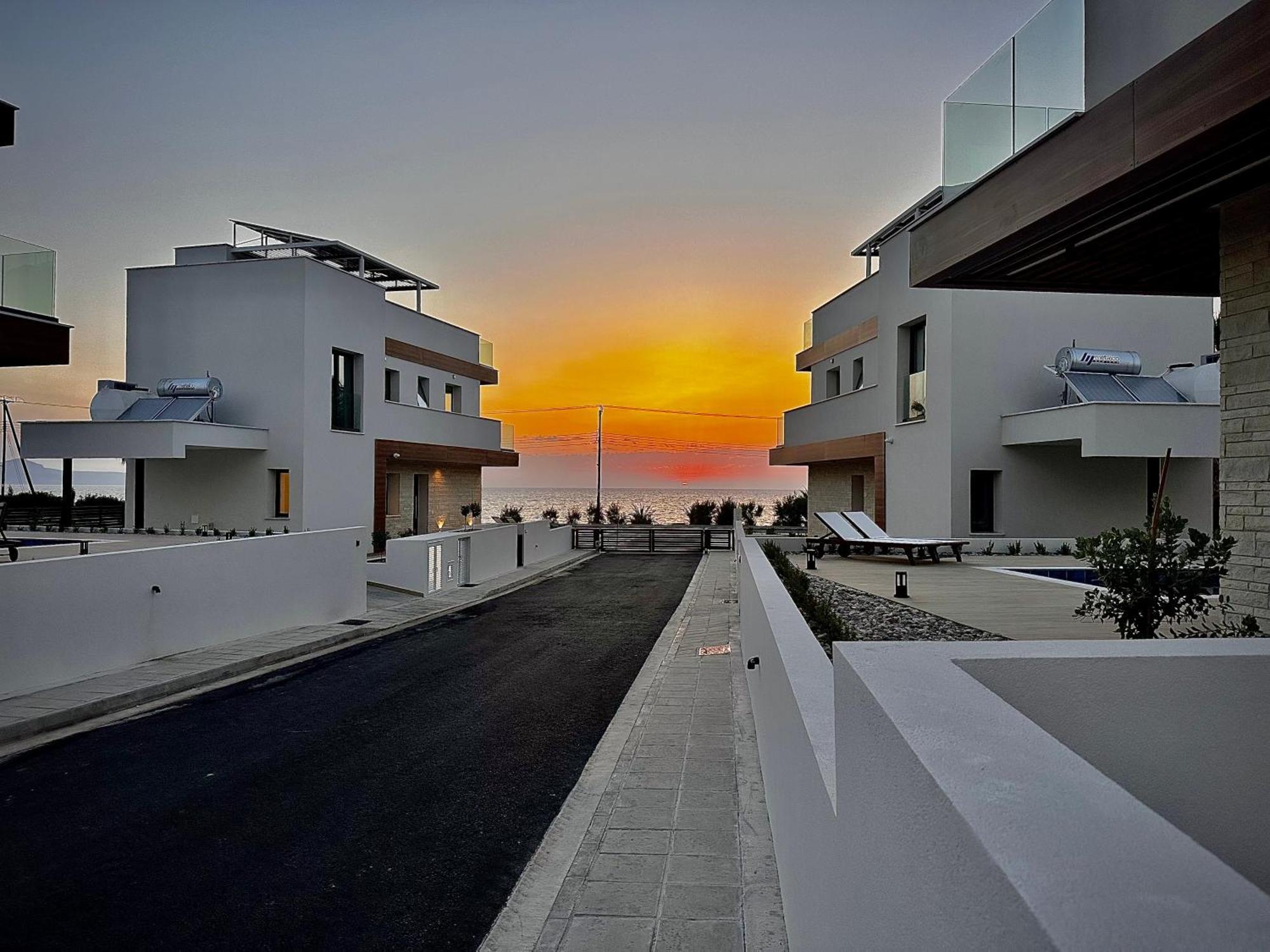 Santa Barbara Seafront Villas W Jacuzzi Pool Пафос Екстериор снимка
